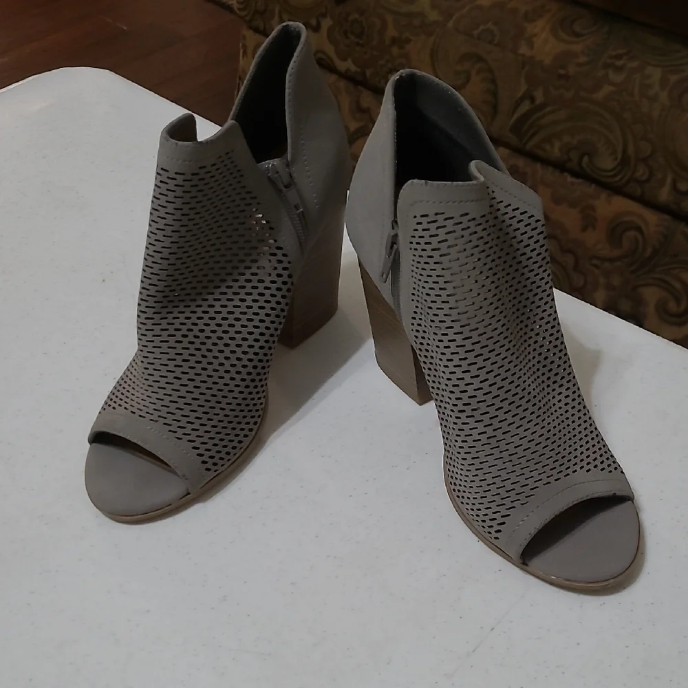 Soda Women's Gray Peep-Toe Ankle Boots Size 8